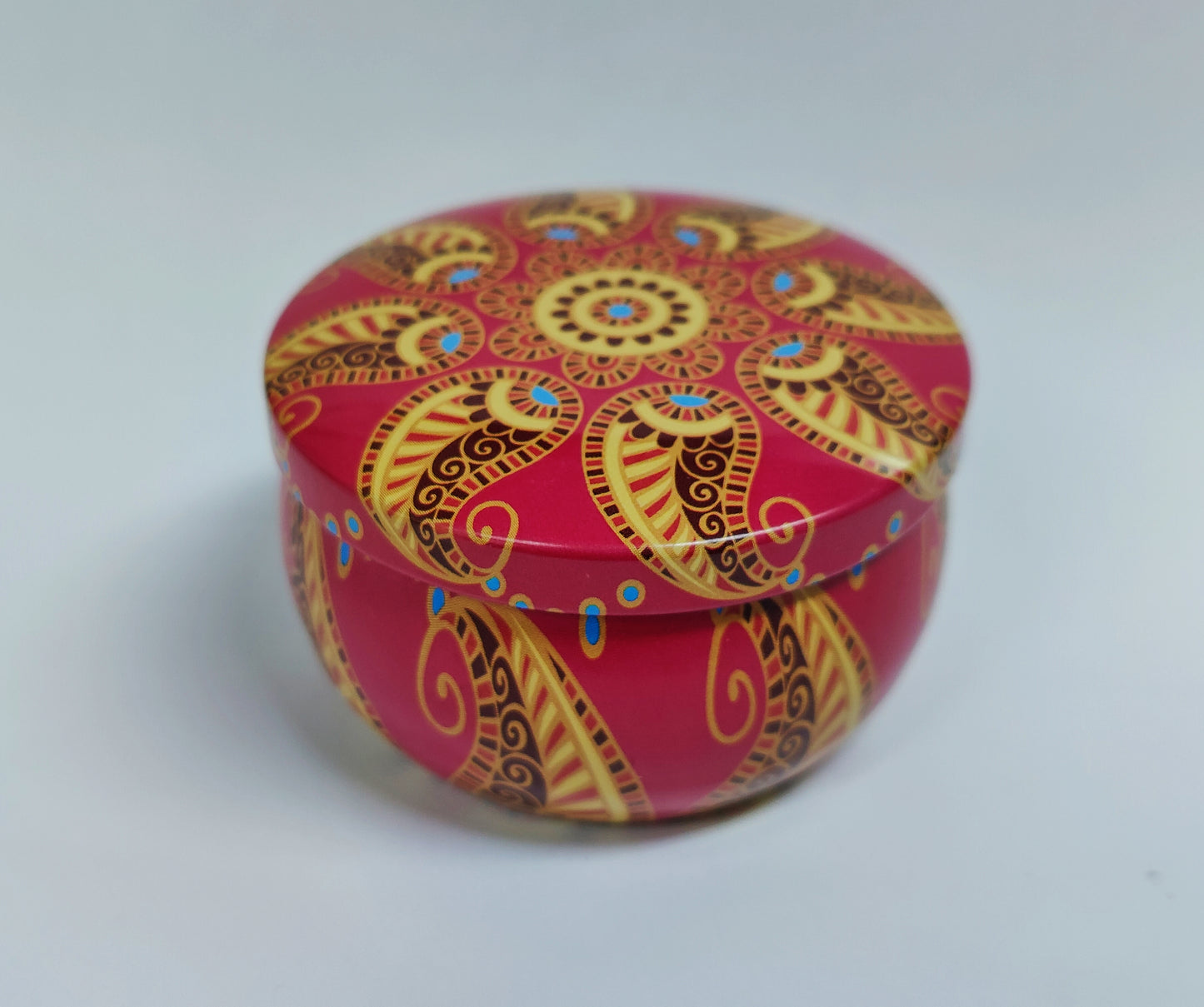 Kynttilä kauniissa metallikupissa