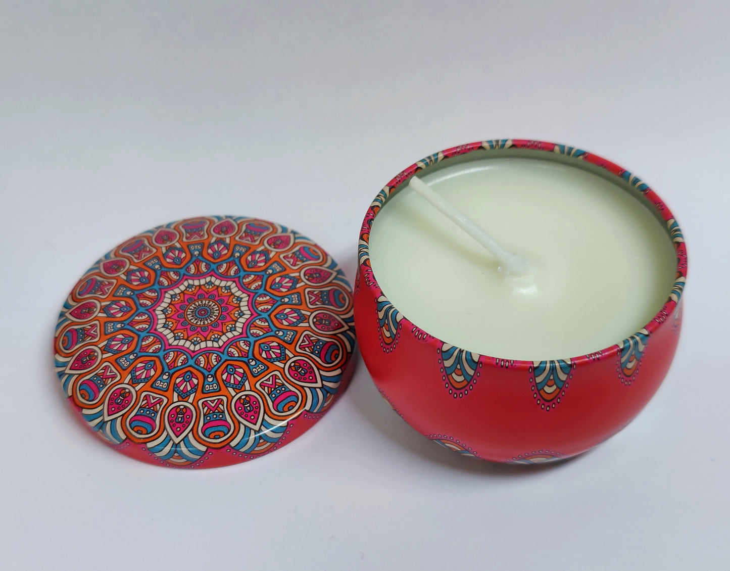 Kynttilä kauniissa metallikupissa