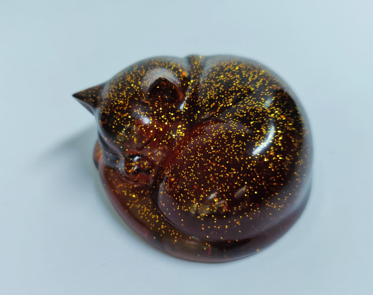 Ikiunta Uinuva kissapatsas, ruskea ja kulta