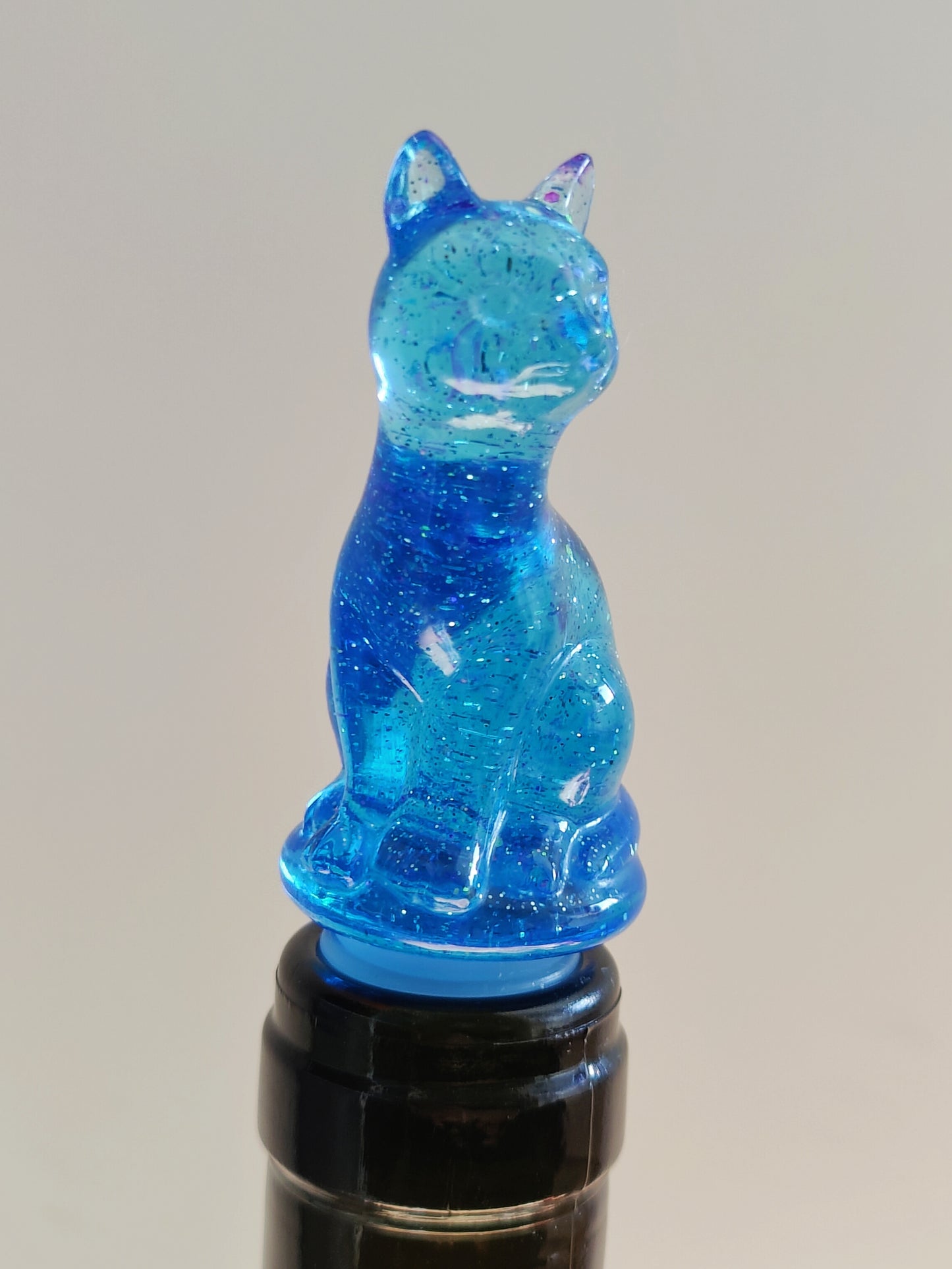 Viinipullon korkki, sininen kissa