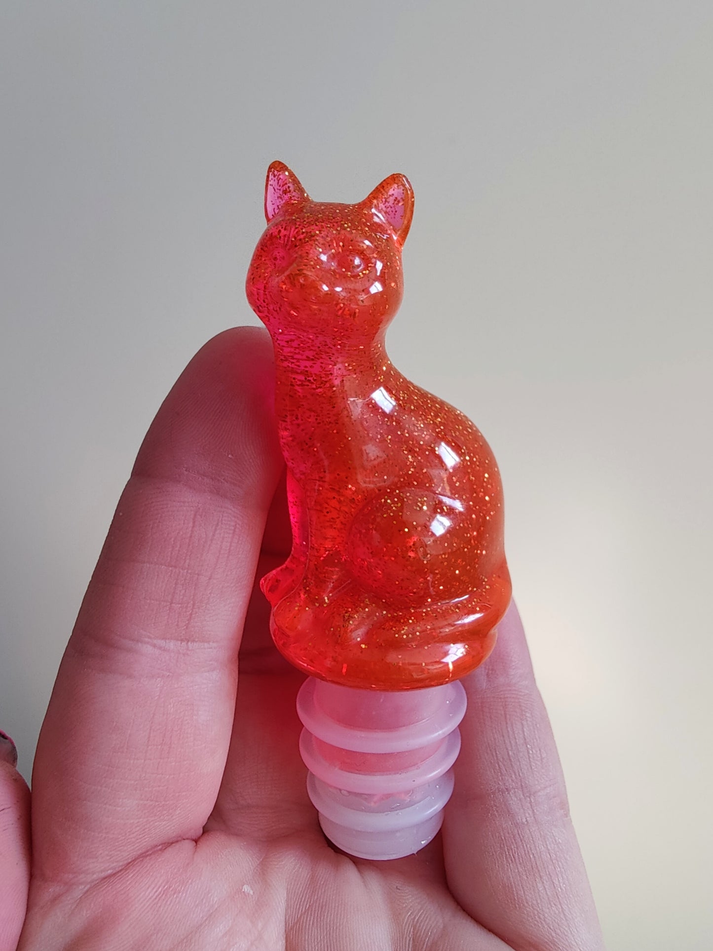 Viinipullon korkki, pinkki kissa