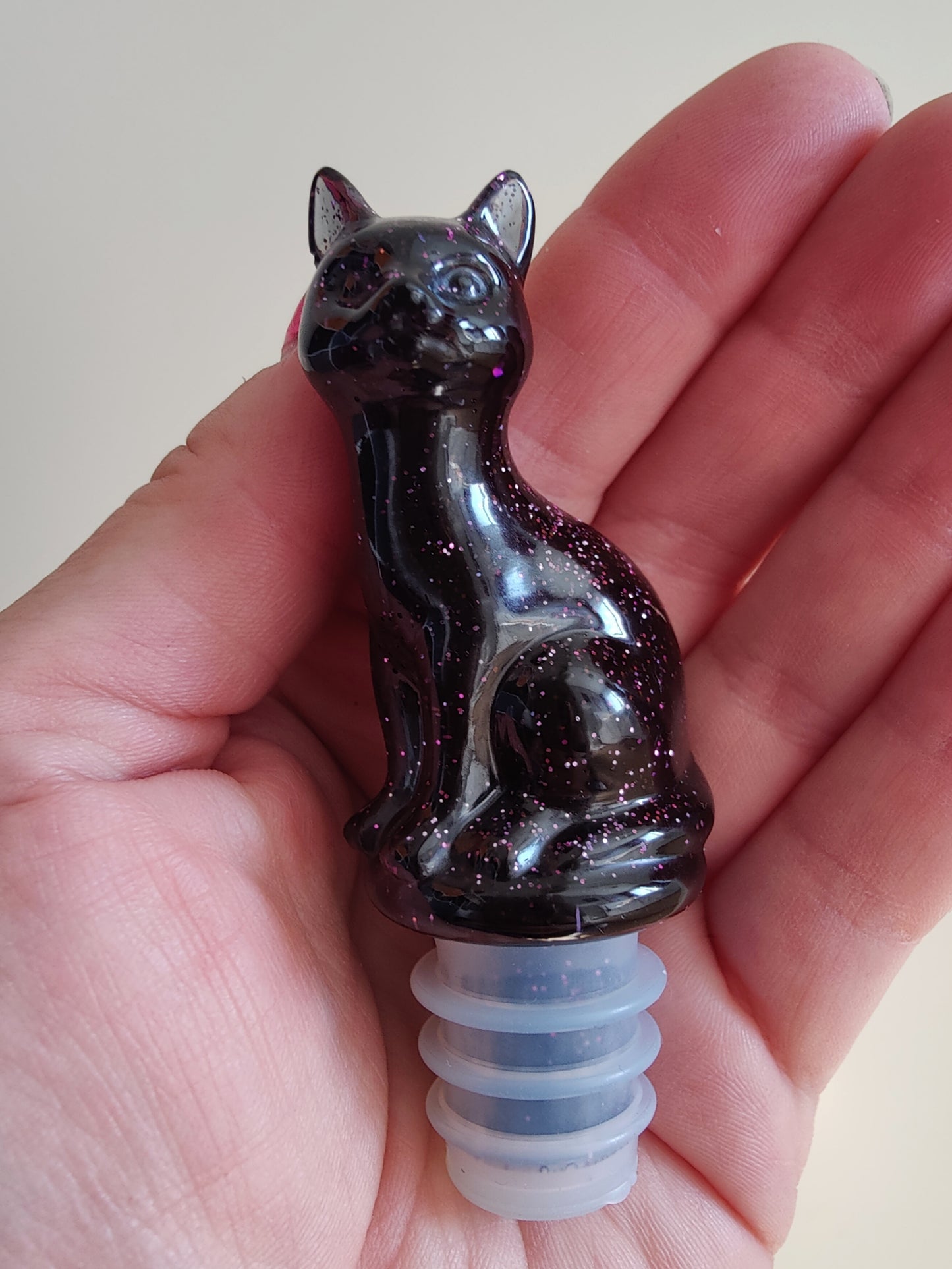 Viinipullon korkki, tummanliila kissa