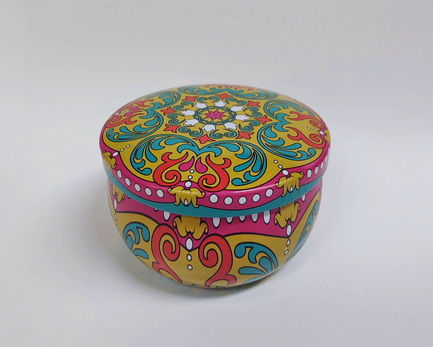 Kynttilä kauniissa metallikupissa