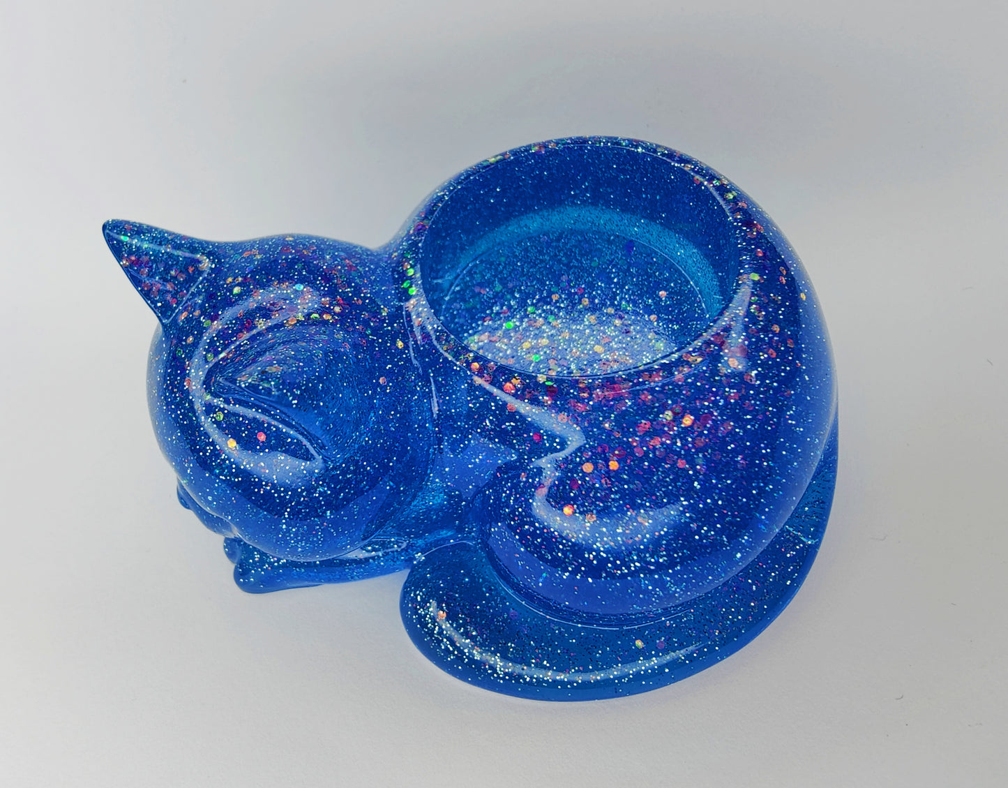 Tuikkukuppi lepäävä kissa, sininen