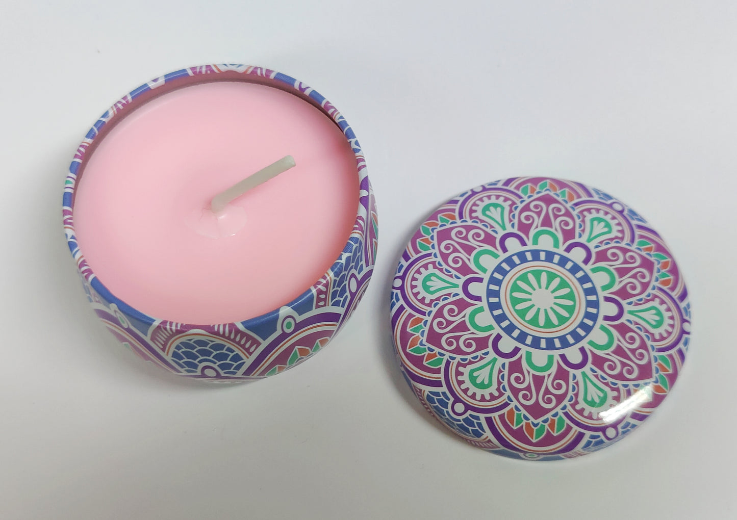 Kynttilä kauniissa metallikupissa