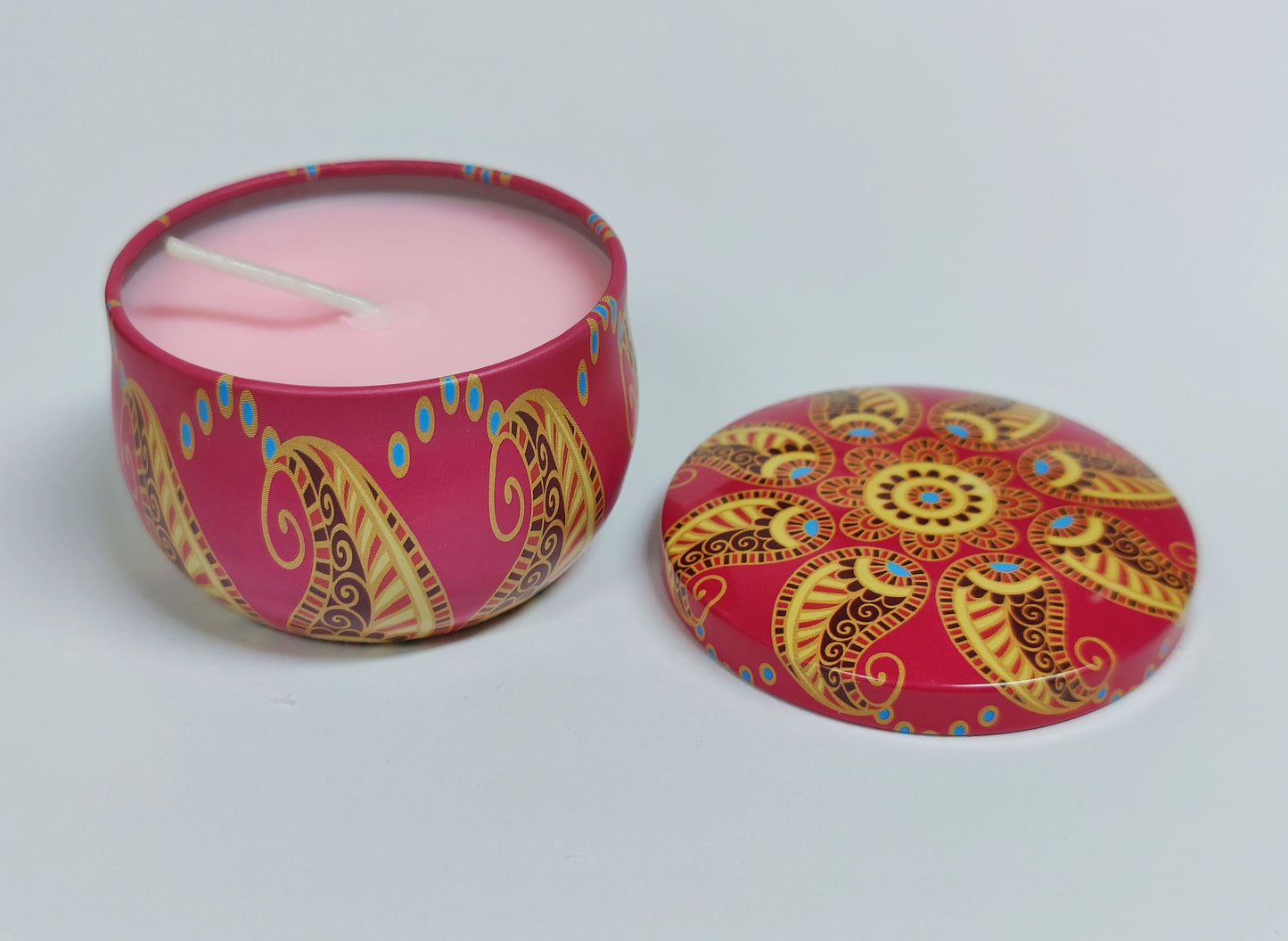 Kynttilä kauniissa metallikupissa