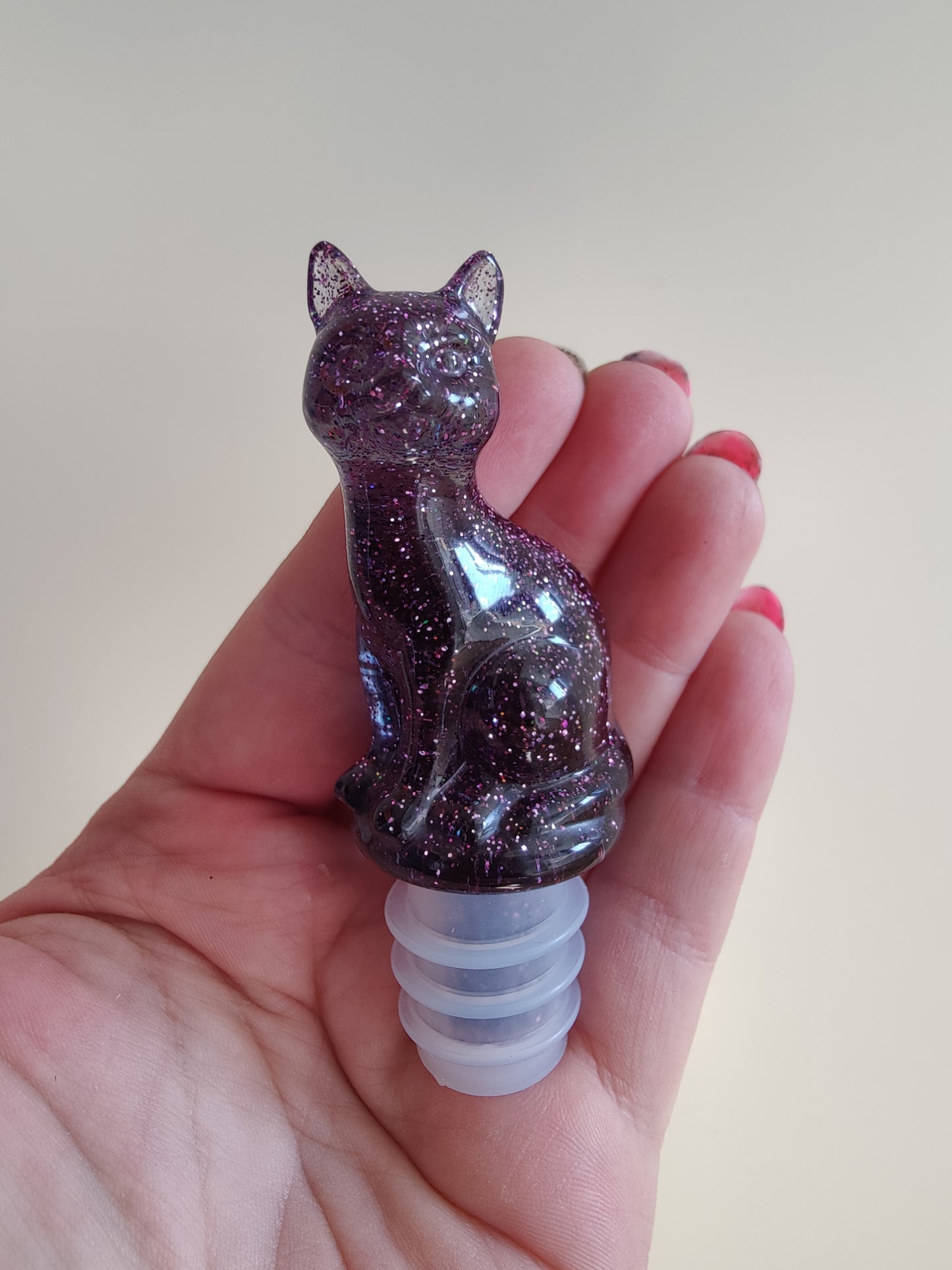 Viinipullon korkki, liila kissa