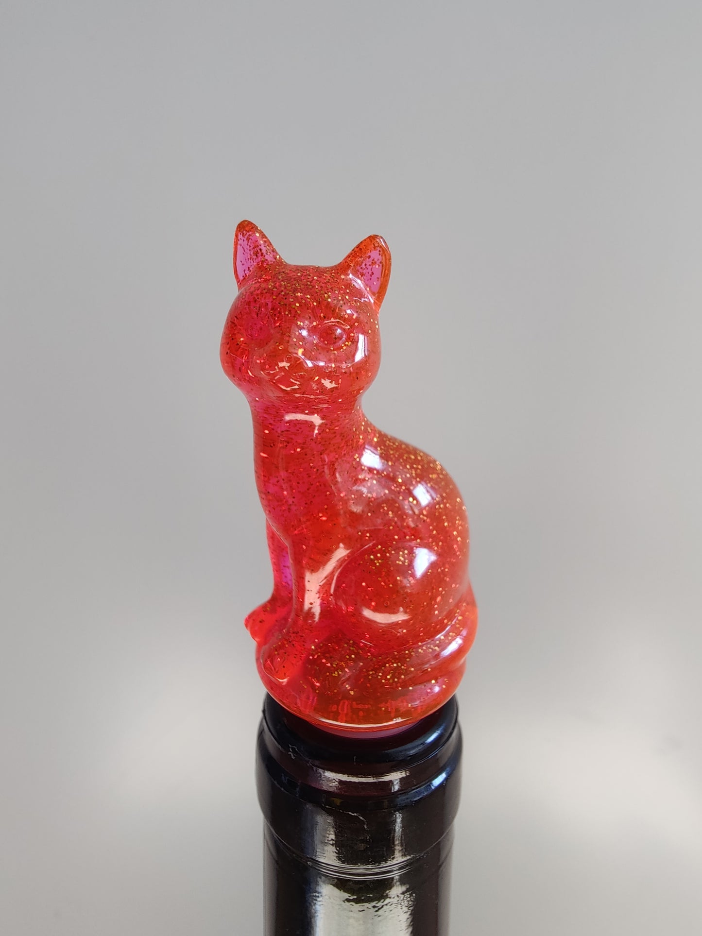 Viinipullon korkki, pinkki kissa