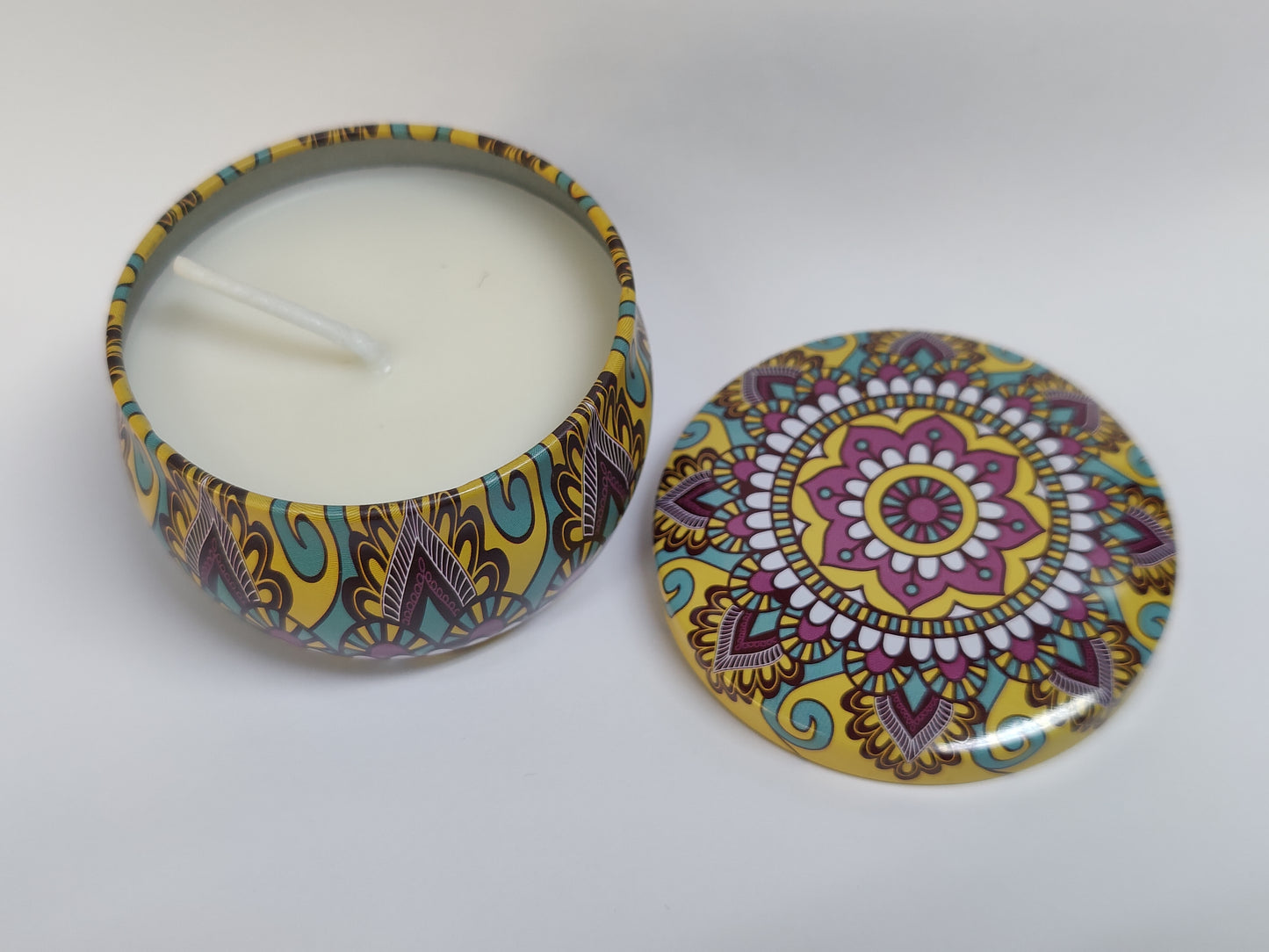 Kynttilä kauniissa metallikupissa