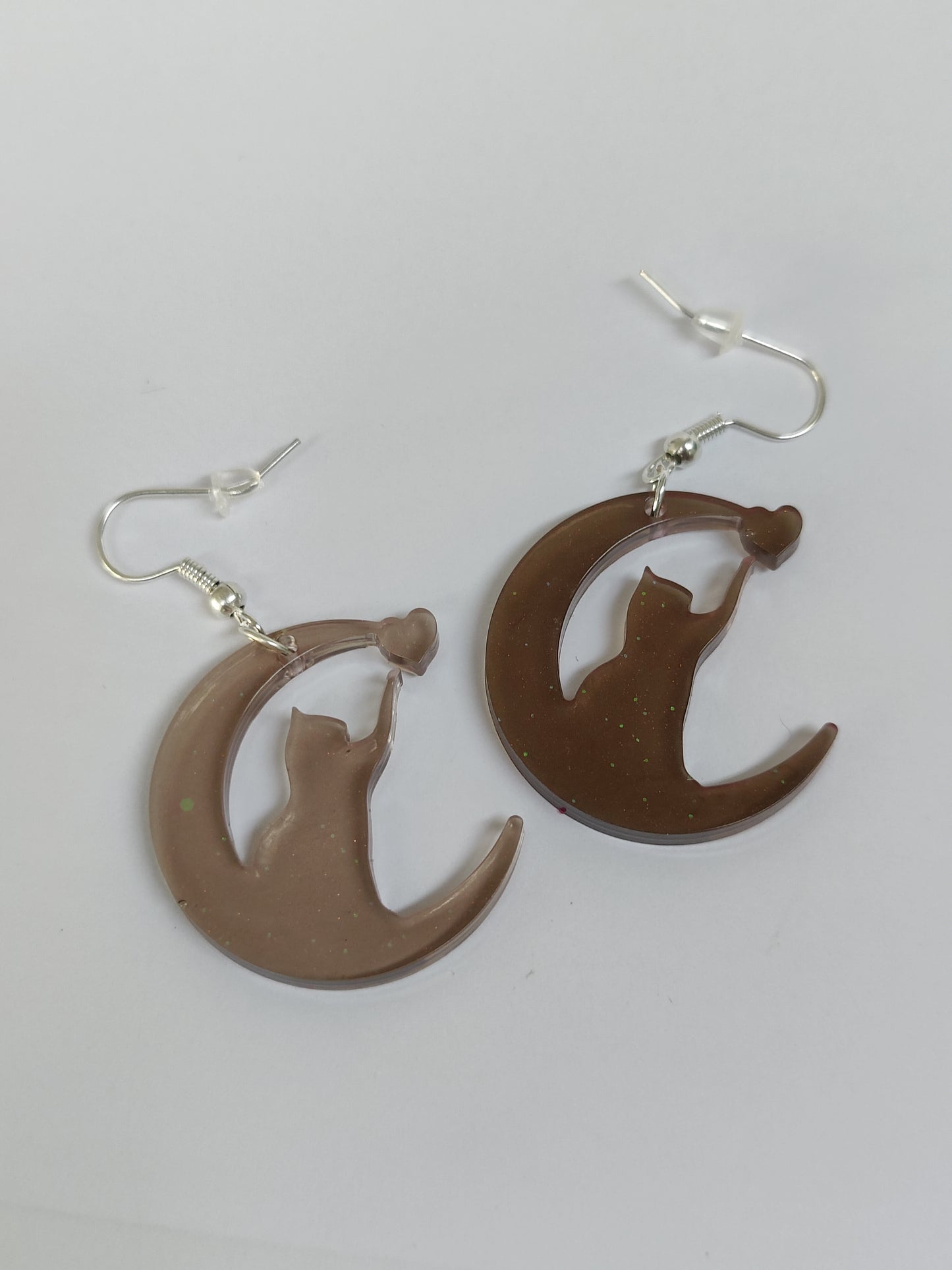 Kissa korvakorut, ruskea