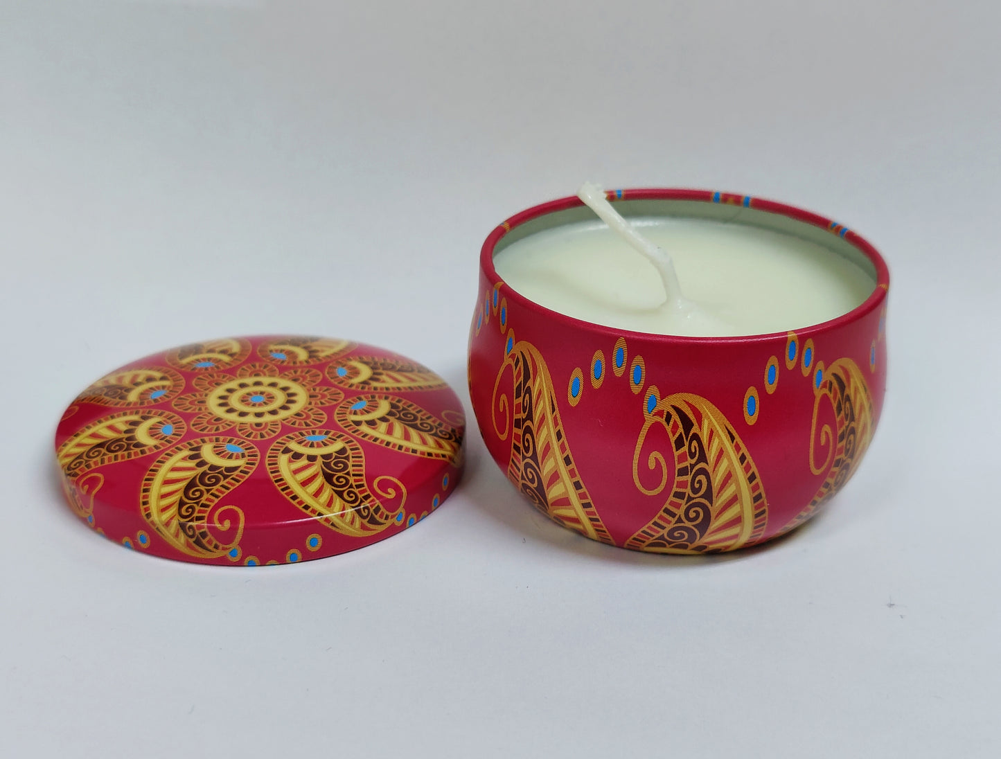 Kynttilä kauniissa metallikupissa