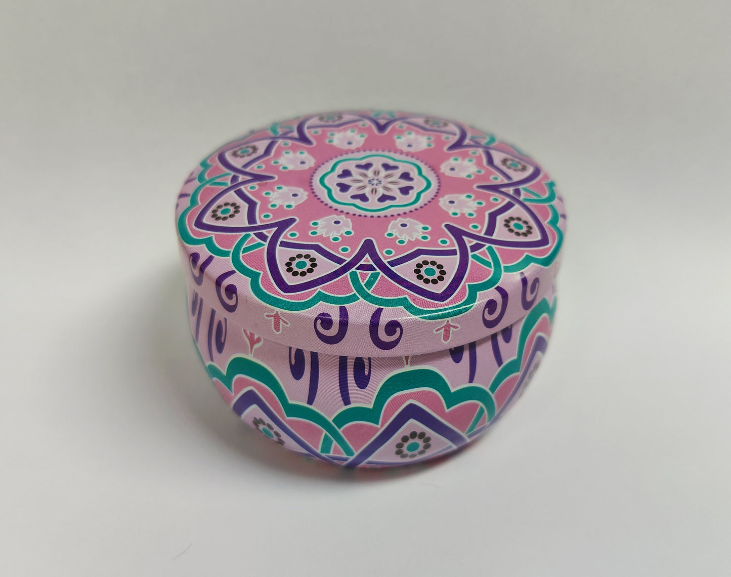 Kynttilä kauniissa metallikupissa