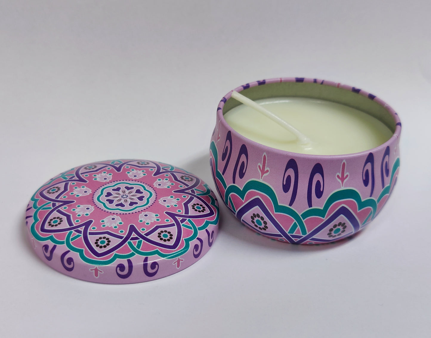 Kynttilä kauniissa metallikupissa