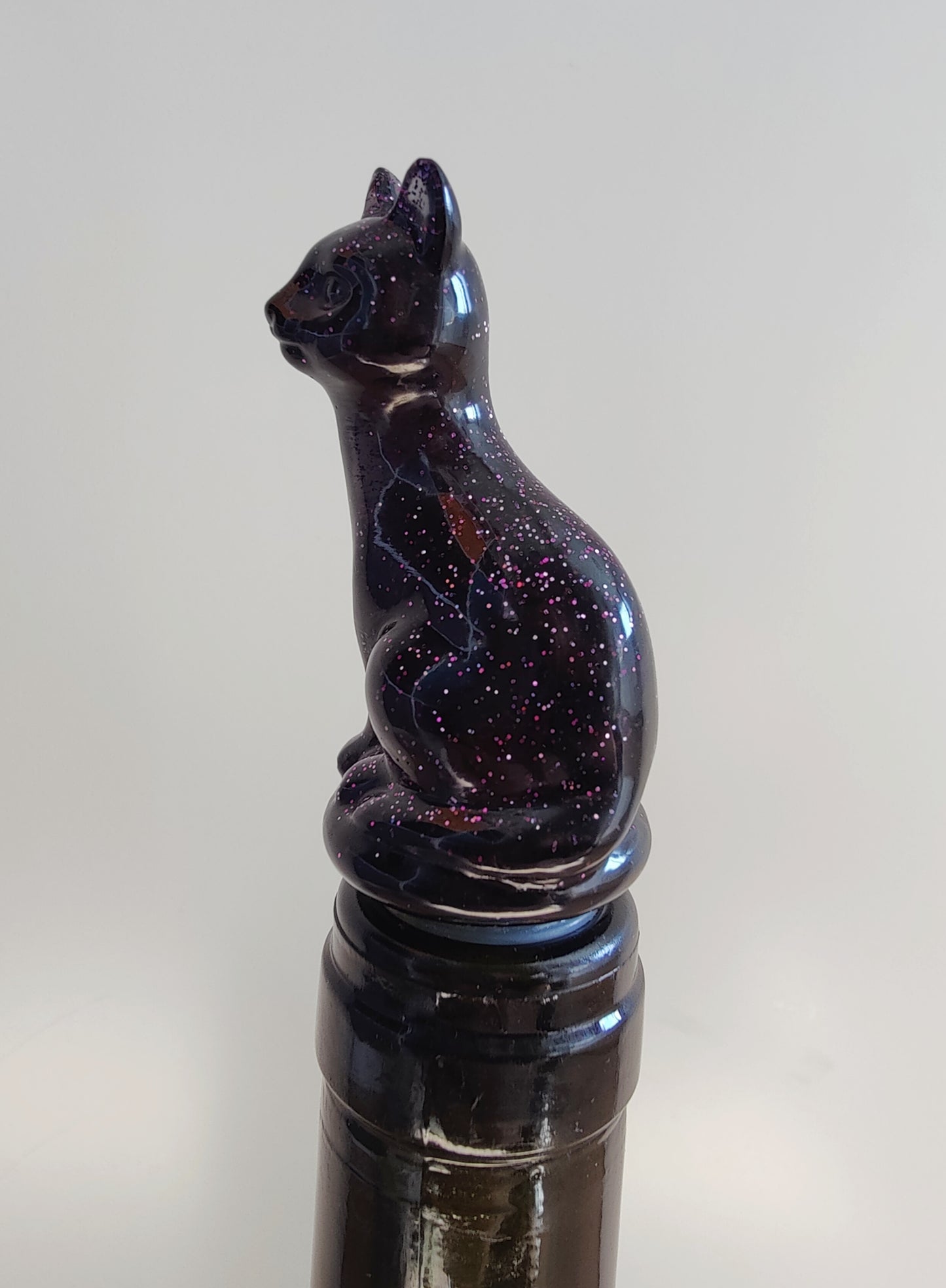 Viinipullon korkki, tummanliila kissa