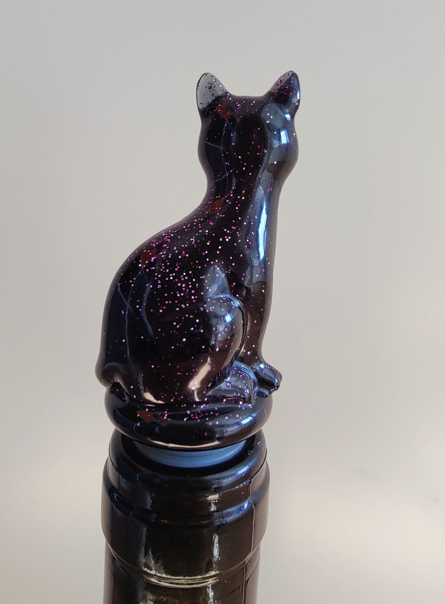 Viinipullon korkki, tummanliila kissa