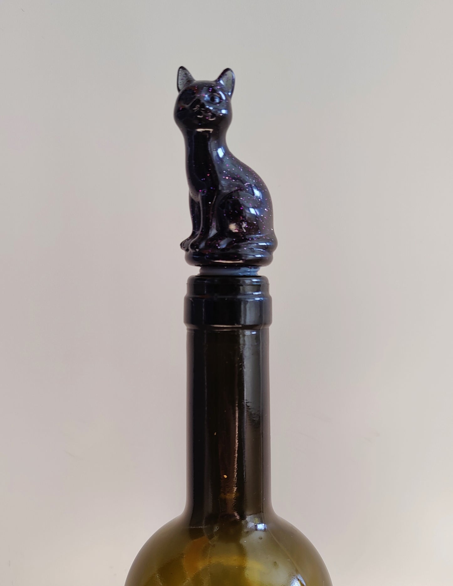 Viinipullon korkki, tummanliila kissa