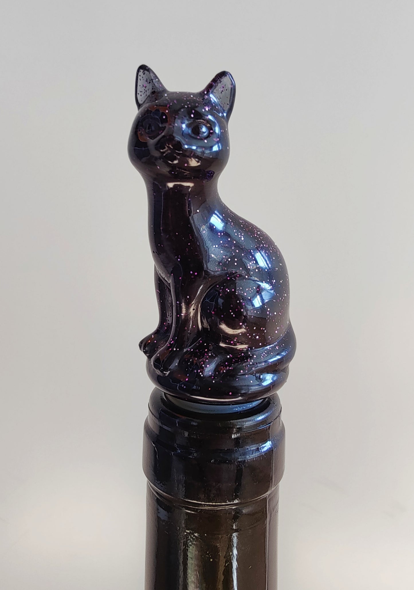 Viinipullon korkki, tummanliila kissa