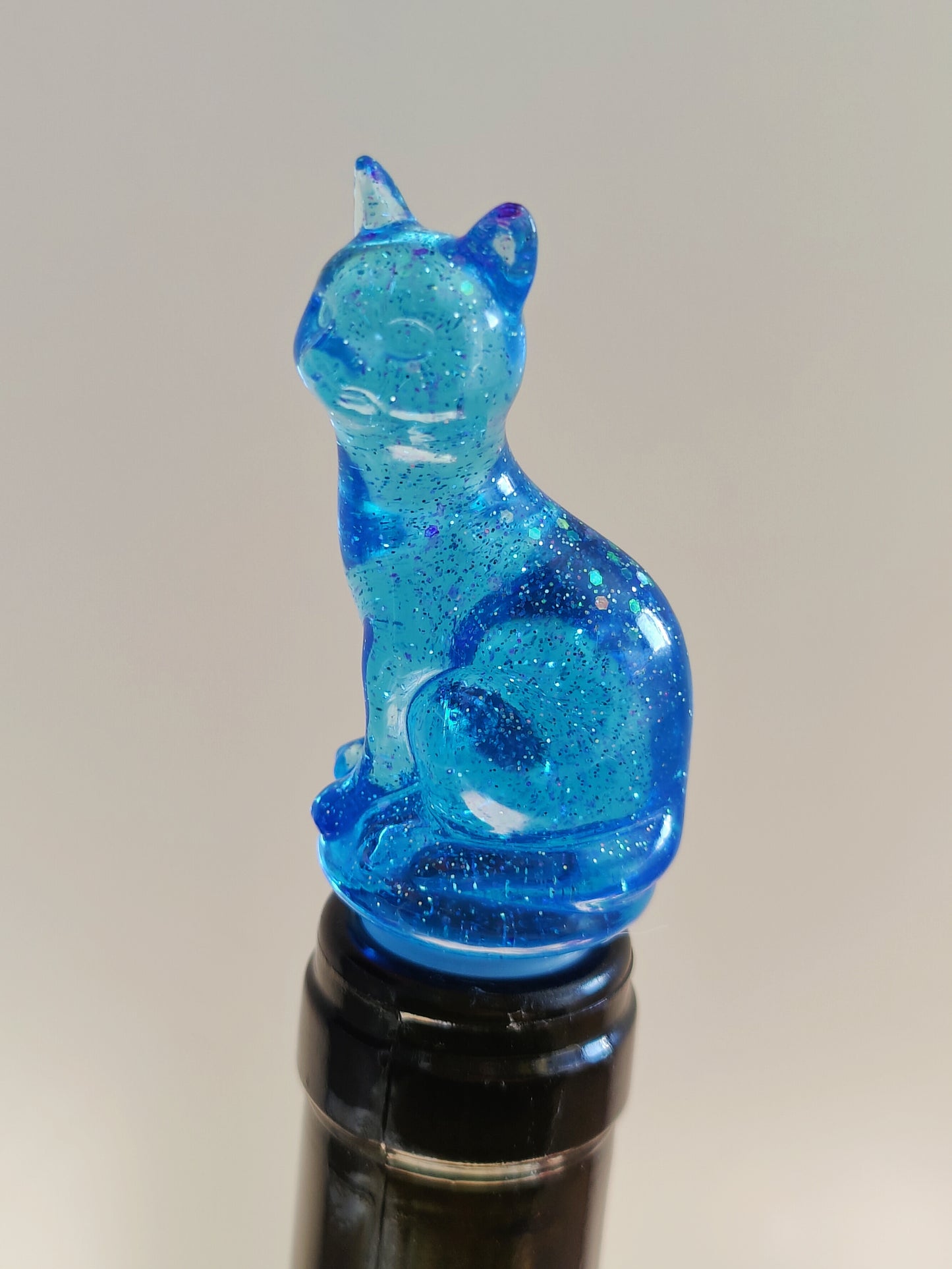 Viinipullon korkki, sininen kissa