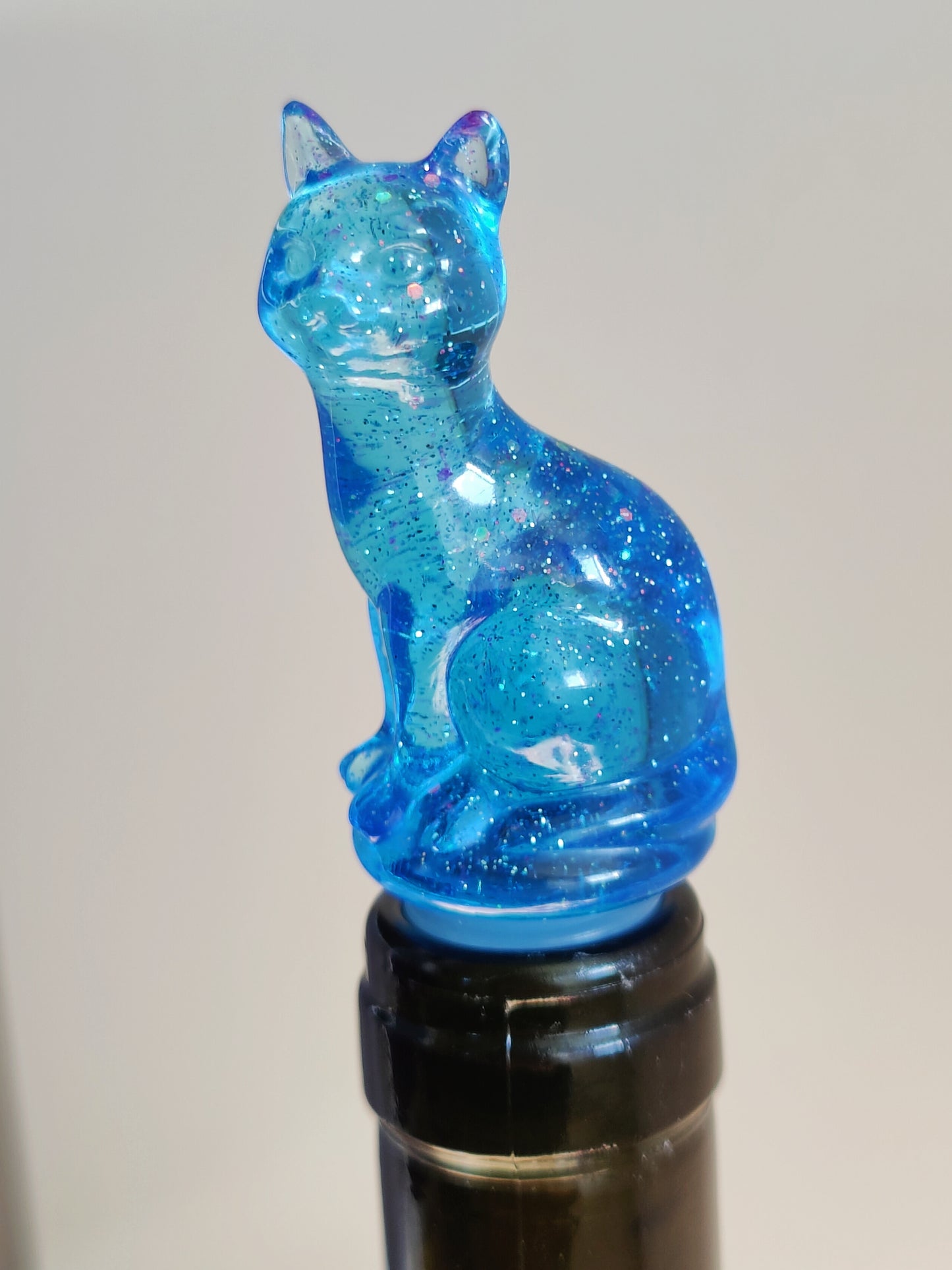 Viinipullon korkki, sininen kissa