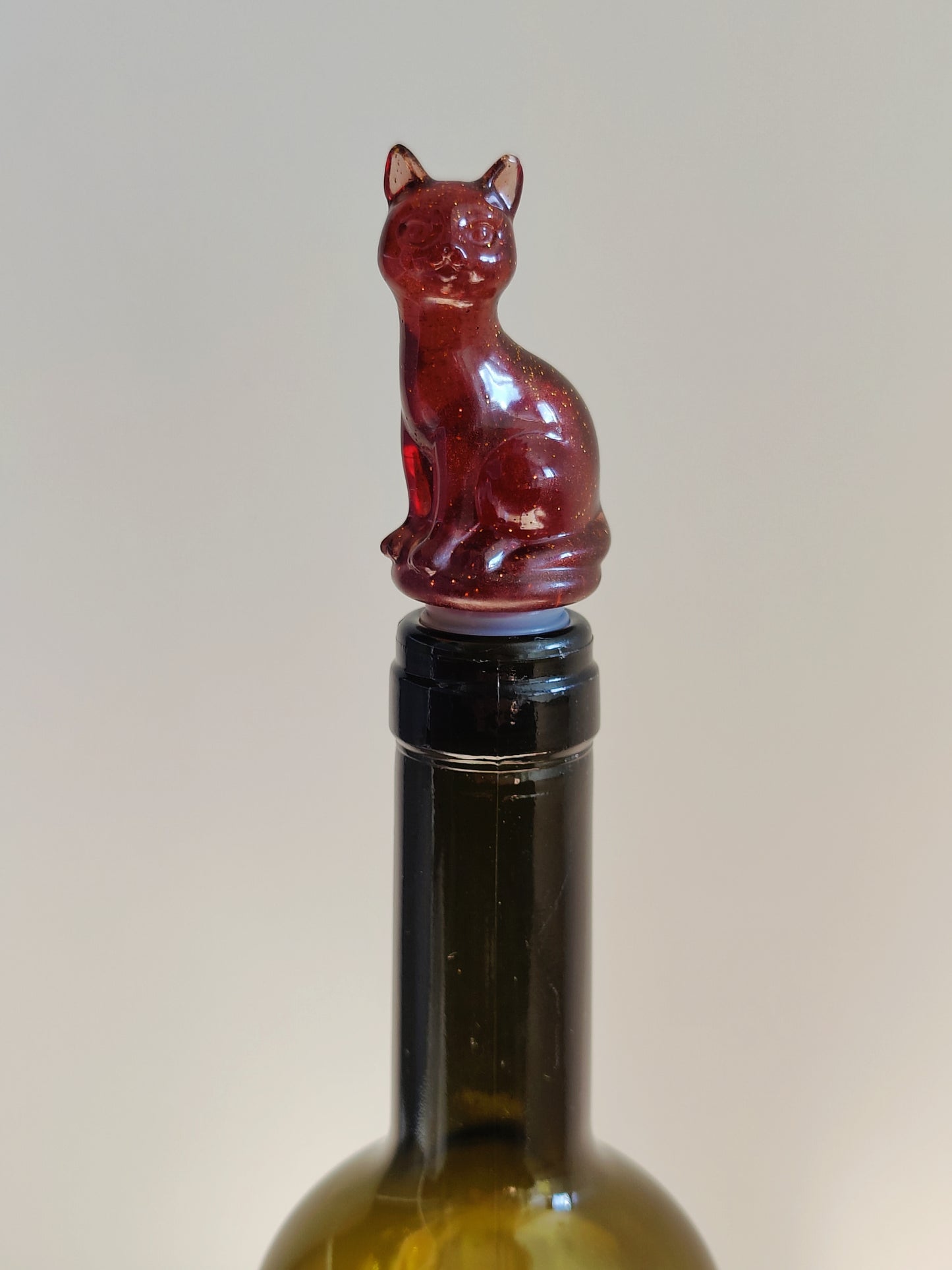 Viinipullon korkki, ruskea kissa