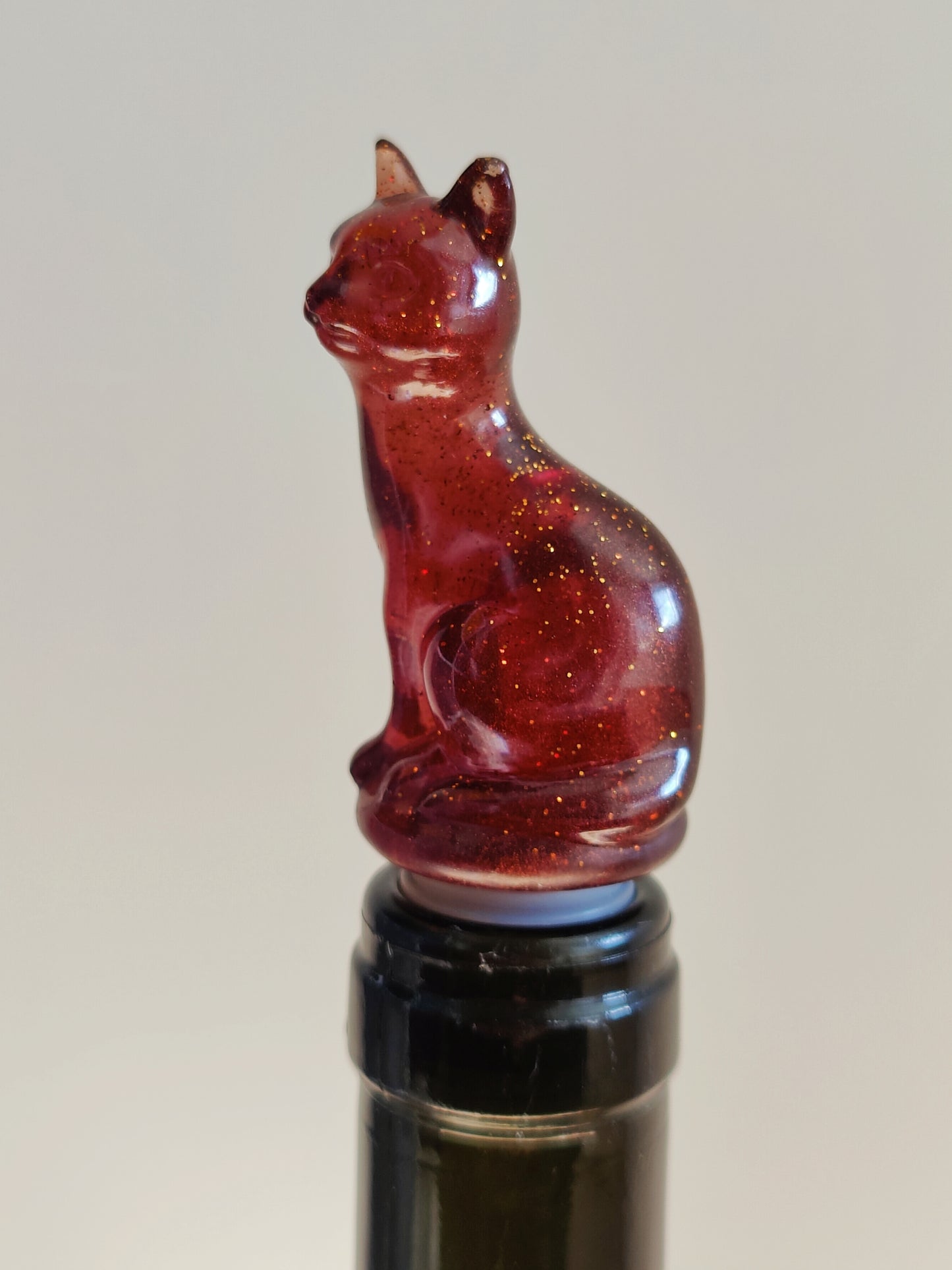 Viinipullon korkki, ruskea kissa