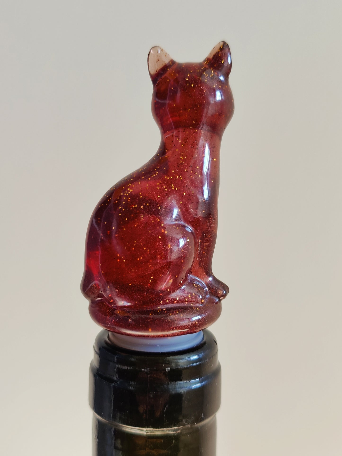 Viinipullon korkki, ruskea kissa