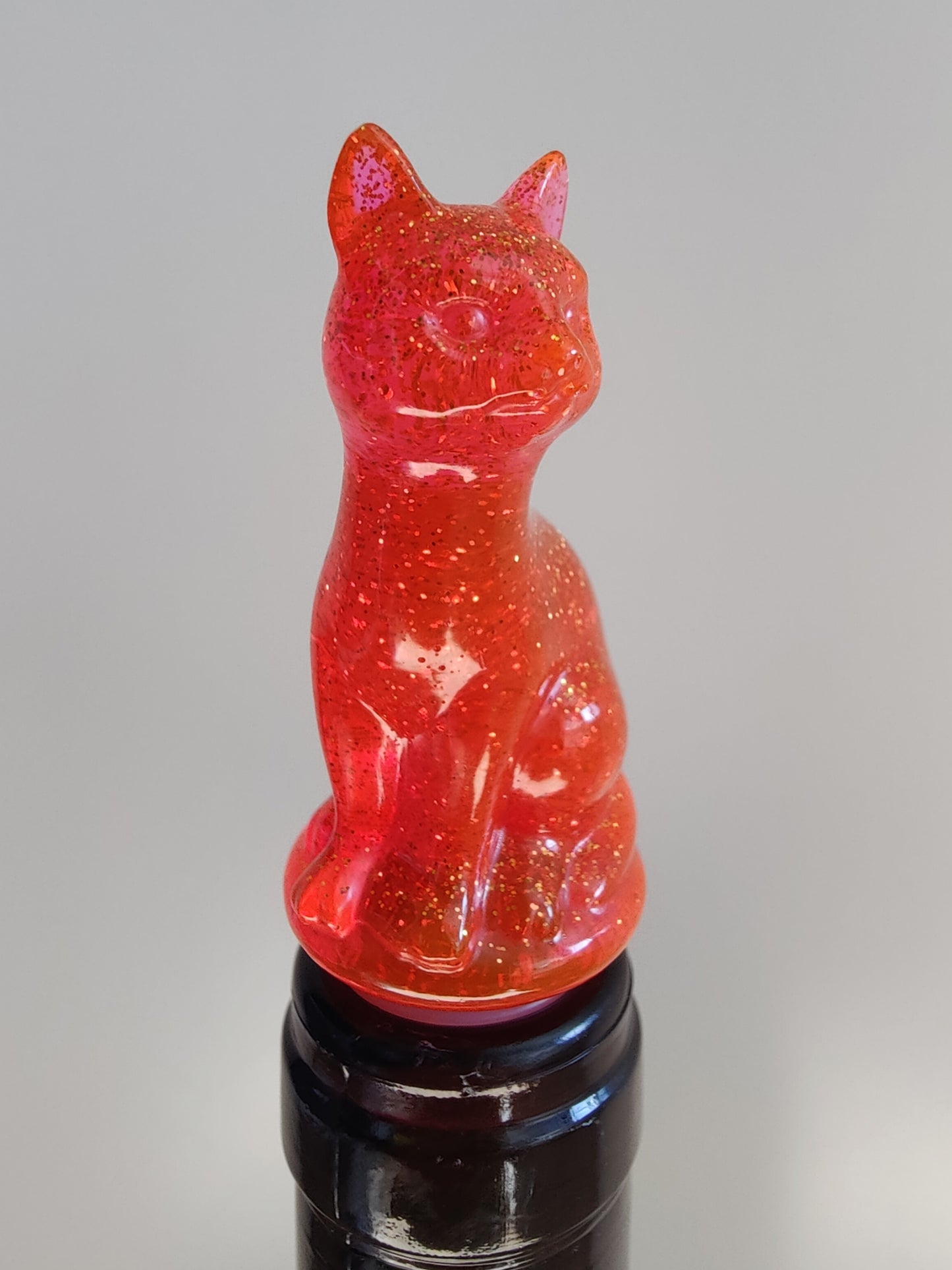 Viinipullon korkki, pinkki kissa
