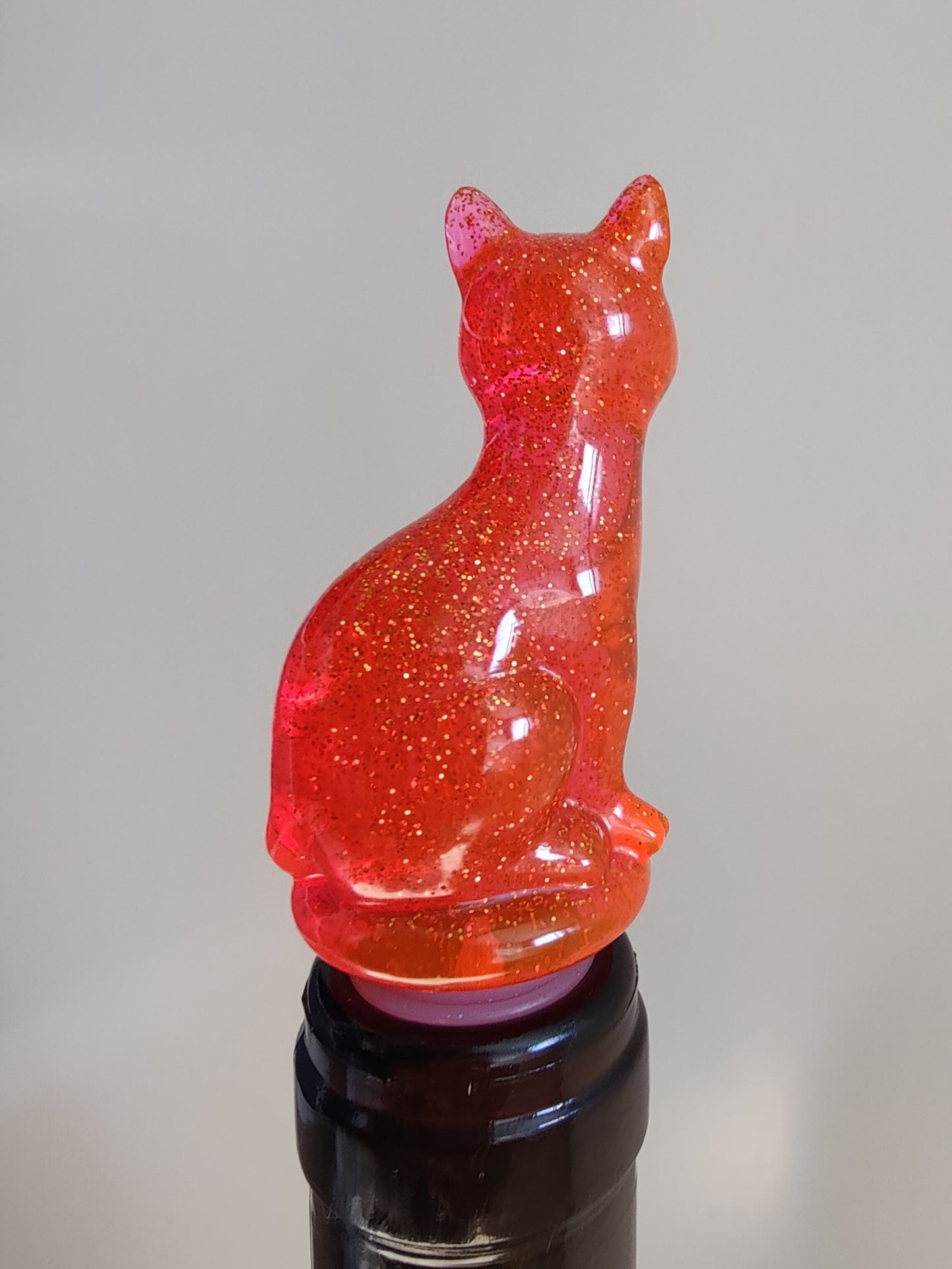 Viinipullon korkki, pinkki kissa