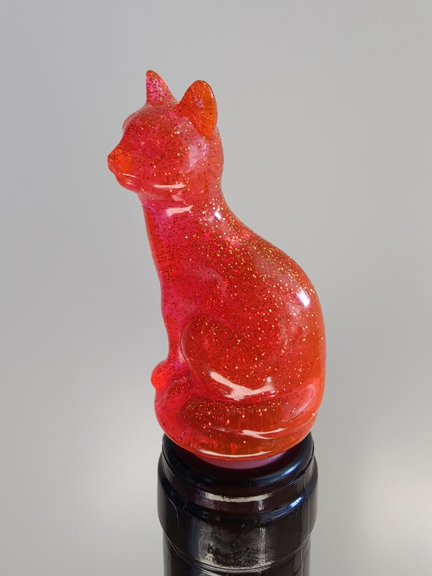 Viinipullon korkki, pinkki kissa