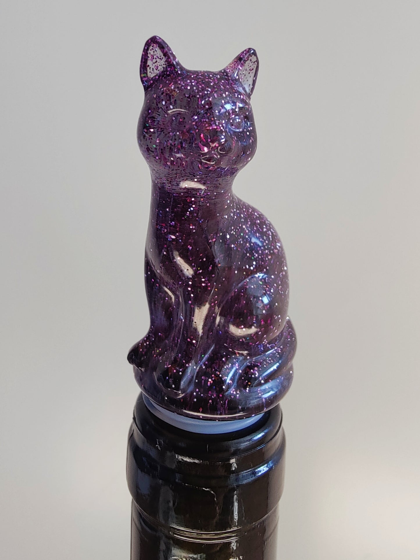 Viinipullon korkki, liila kissa