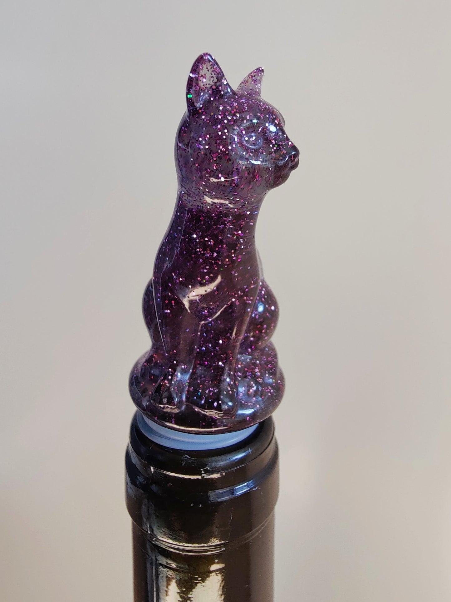Viinipullon korkki, liila kissa