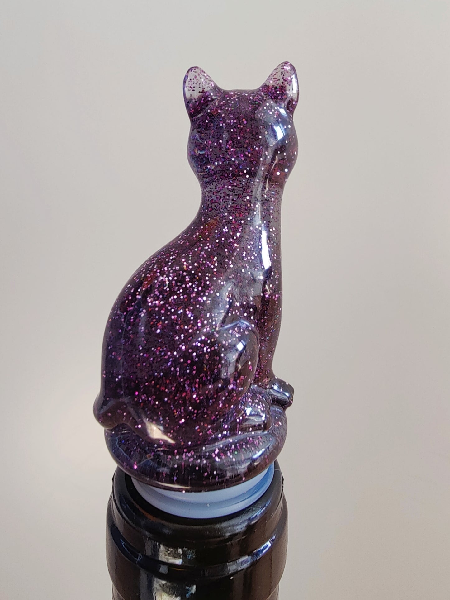 Viinipullon korkki, liila kissa