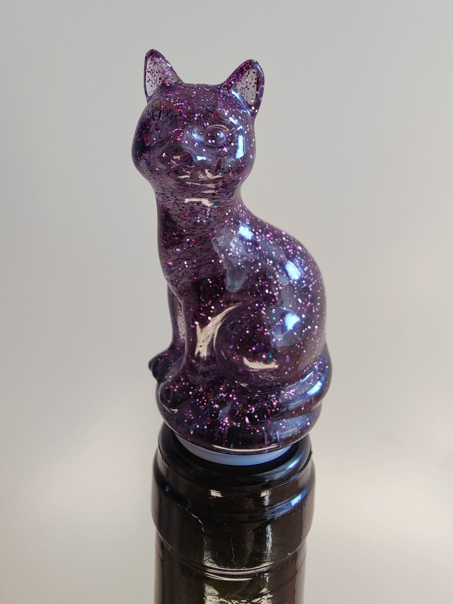 Viinipullon korkki, liila kissa