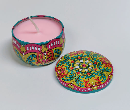 Kynttilä kauniissa metallikupissa