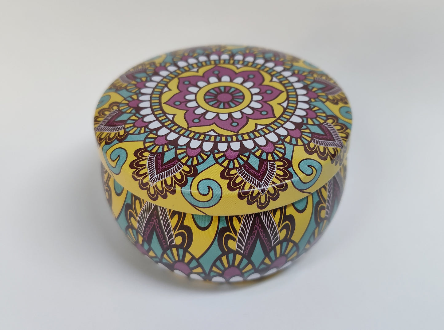 Kynttilä kauniissa metallikupissa