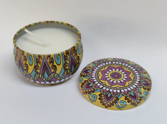 Kynttilä kauniissa metallikupissa