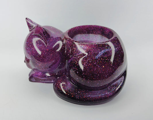 Tuikkukuppi lepäävä kissa