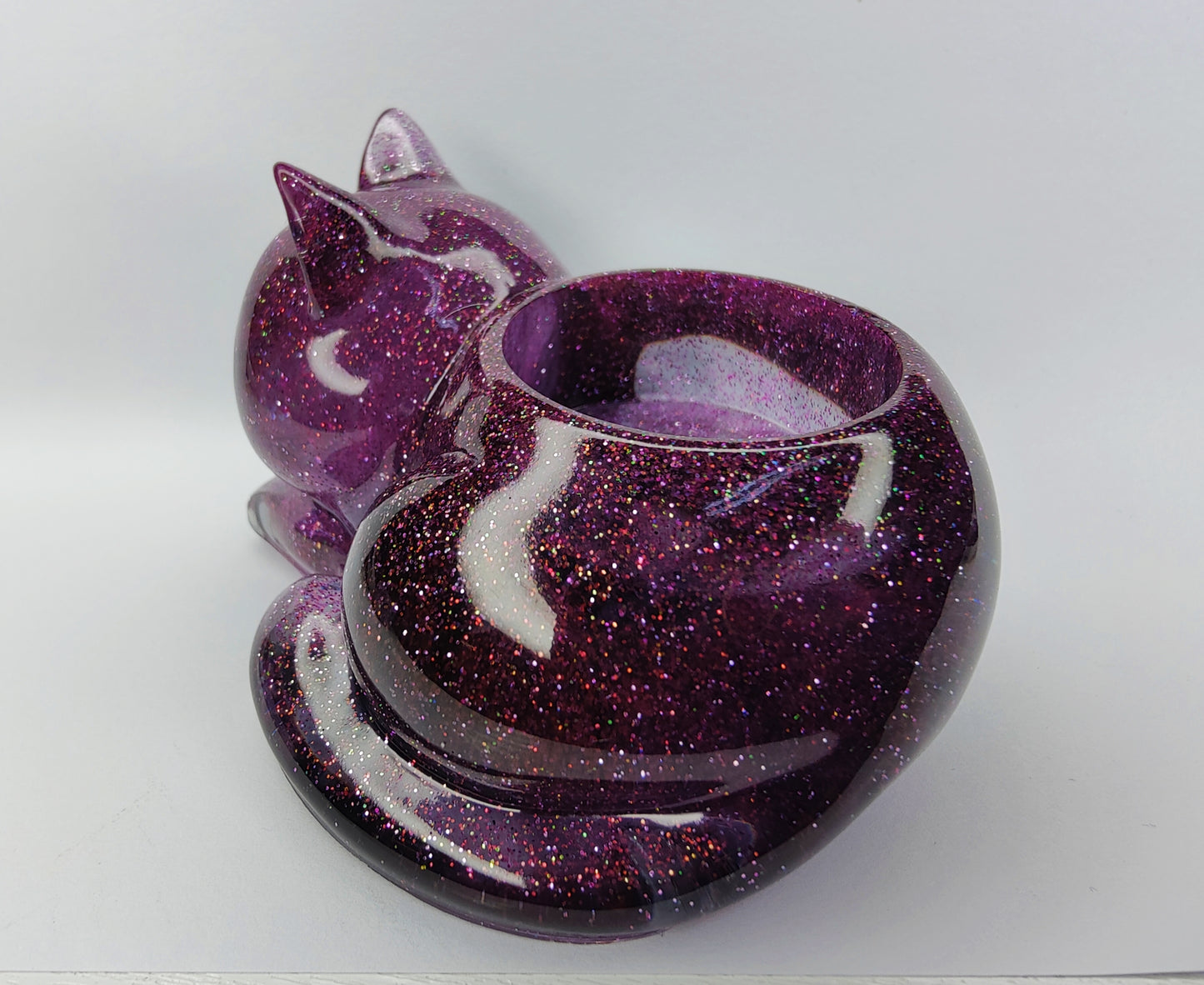 Tuikkukuppi lepäävä kissa