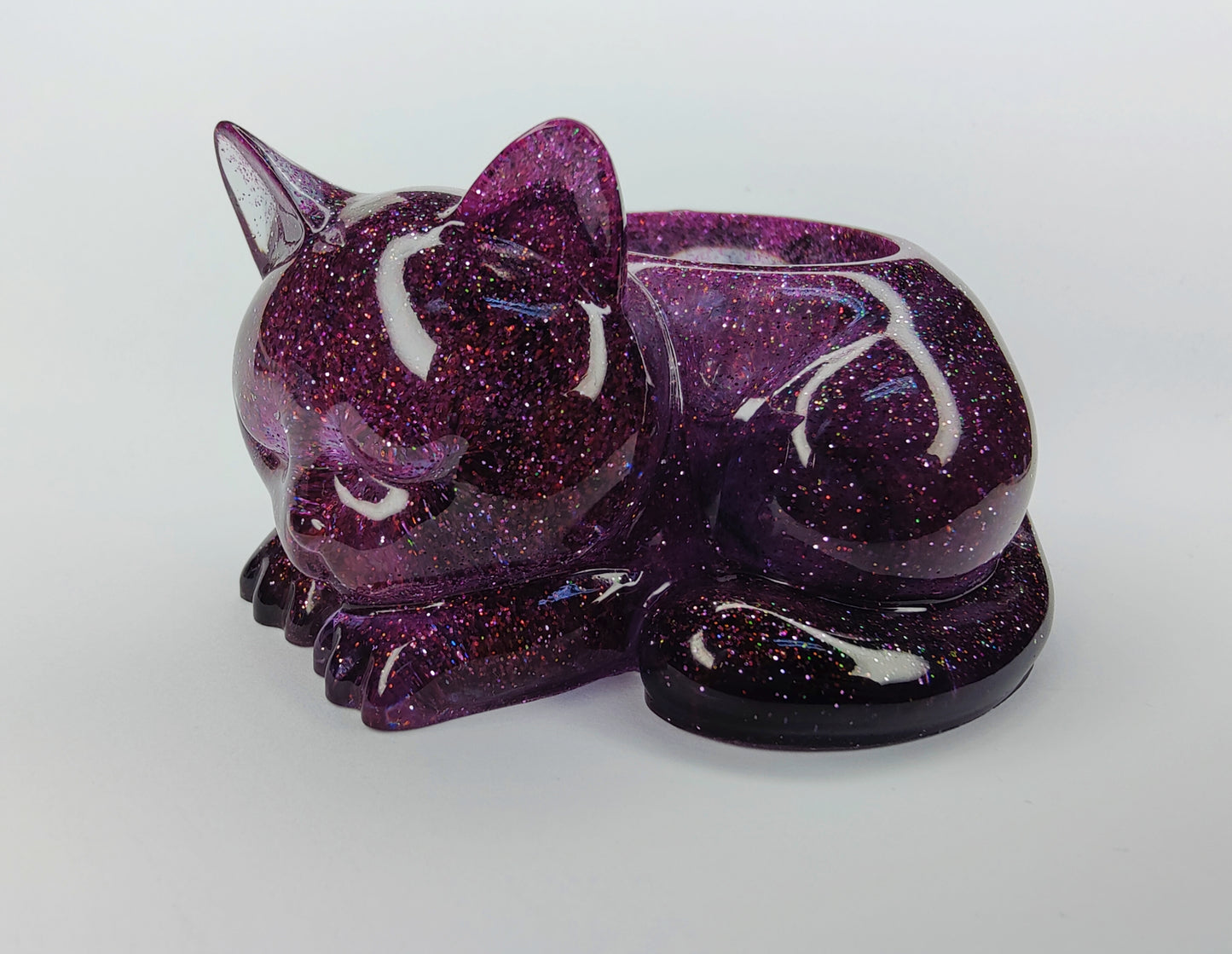 Tuikkukuppi lepäävä kissa