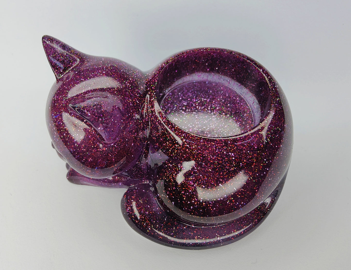 Tuikkukuppi lepäävä kissa