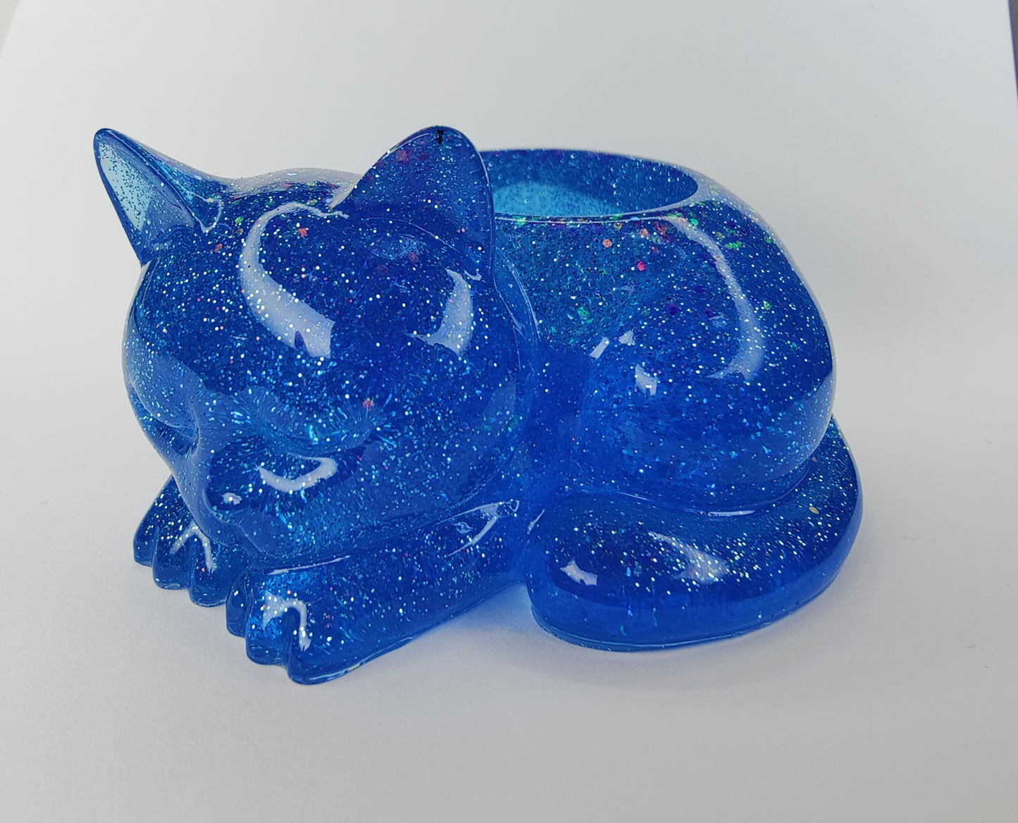 Tuikkukuppi lepäävä kissa, sininen