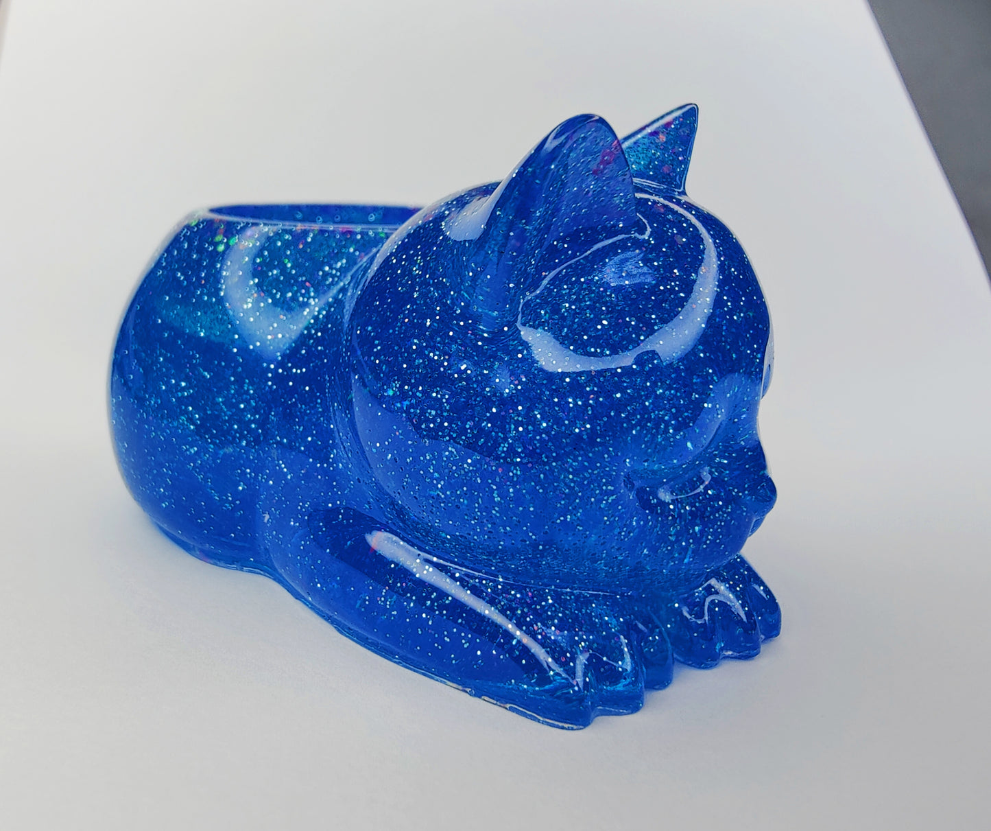 Tuikkukuppi lepäävä kissa, sininen