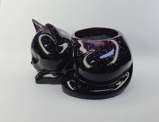 Tuikkukuppi lepäävä kissa, musta violetti