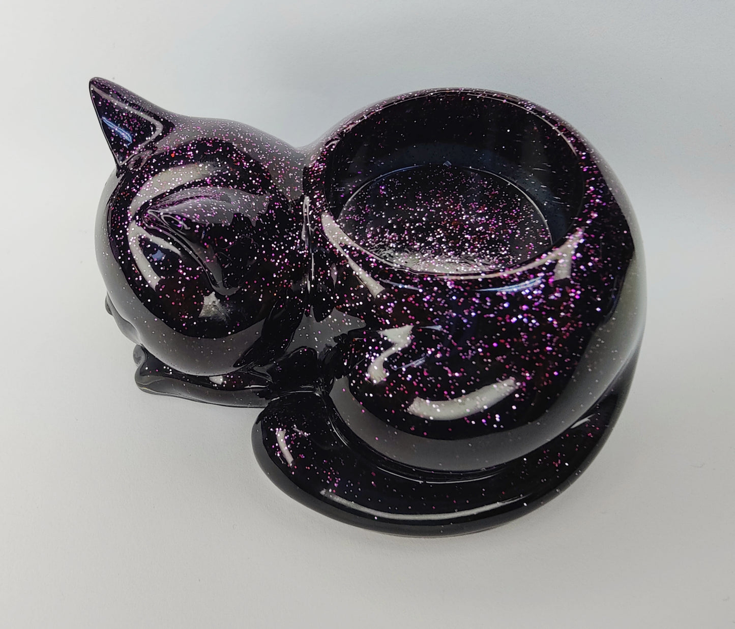 Tuikkukuppi lepäävä kissa, musta violetti