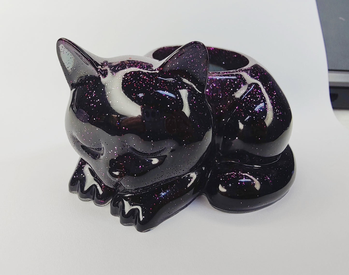 Tuikkukuppi lepäävä kissa, musta violetti