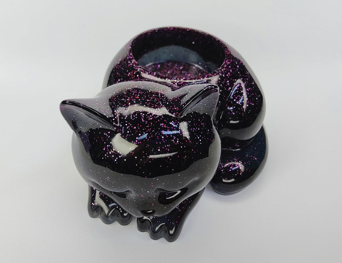 Tuikkukuppi lepäävä kissa, musta violetti